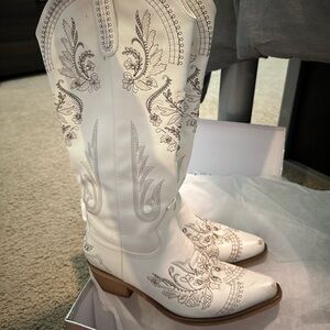 White Embroidered Cowgirl Boots🤍